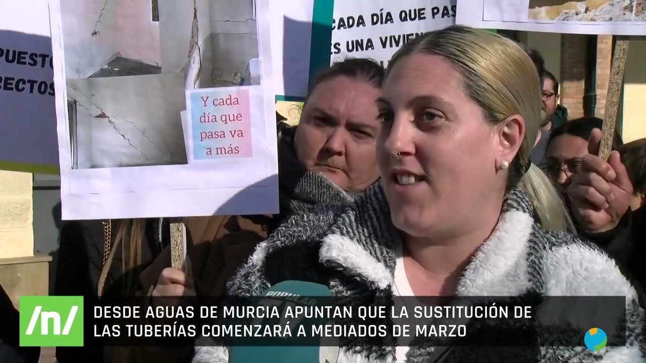 11/02/2025 Vecinos del barrio de Los Almendros se concentran frente a EMUASA para pedir soluciones