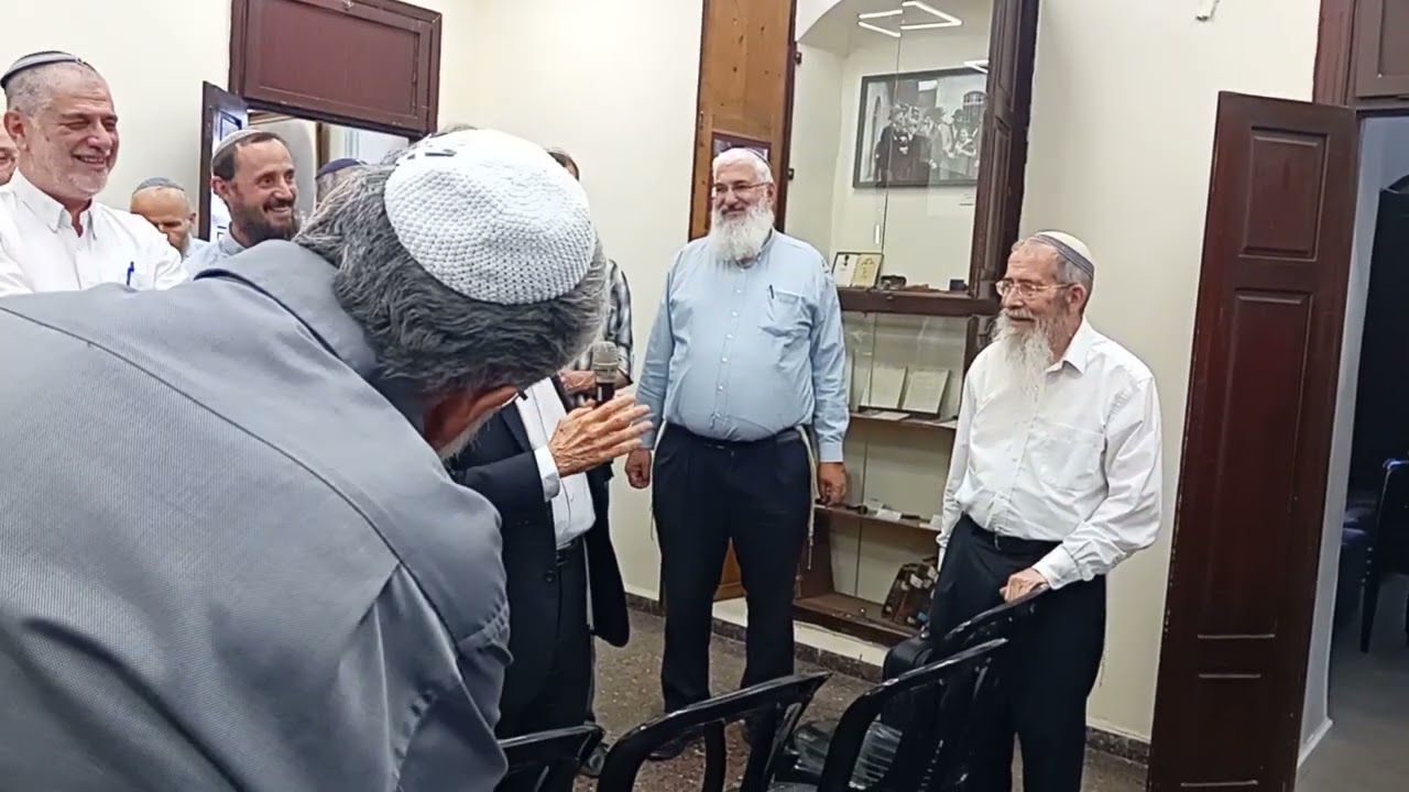 1/4 - סיור עם הרב זלמן מלמד בחדר המשפחה, חדר הלימוד וחדר קבלת האורחים - בבית הרב קוק ירושלים