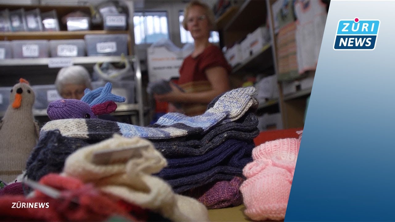 Keine Weihnachtsmärkte: Freiwilligengruppe sitzt auf haufenweise Strickware