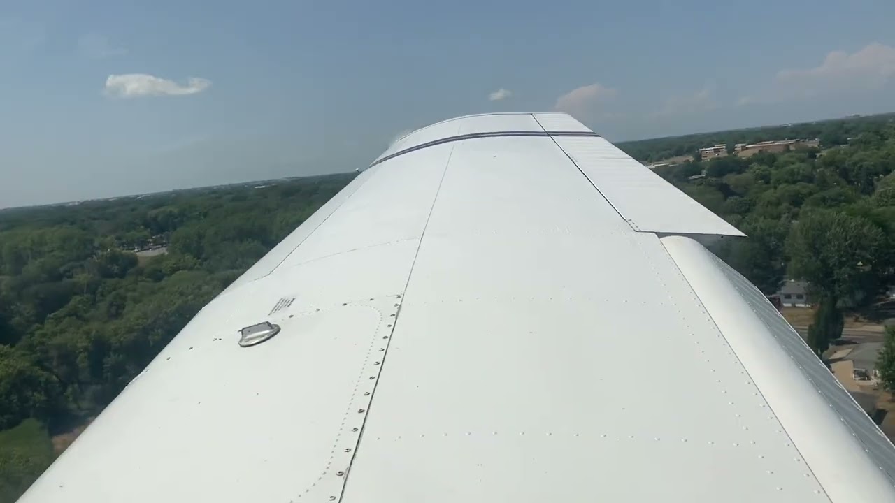 PA-28 Landing At KMIC