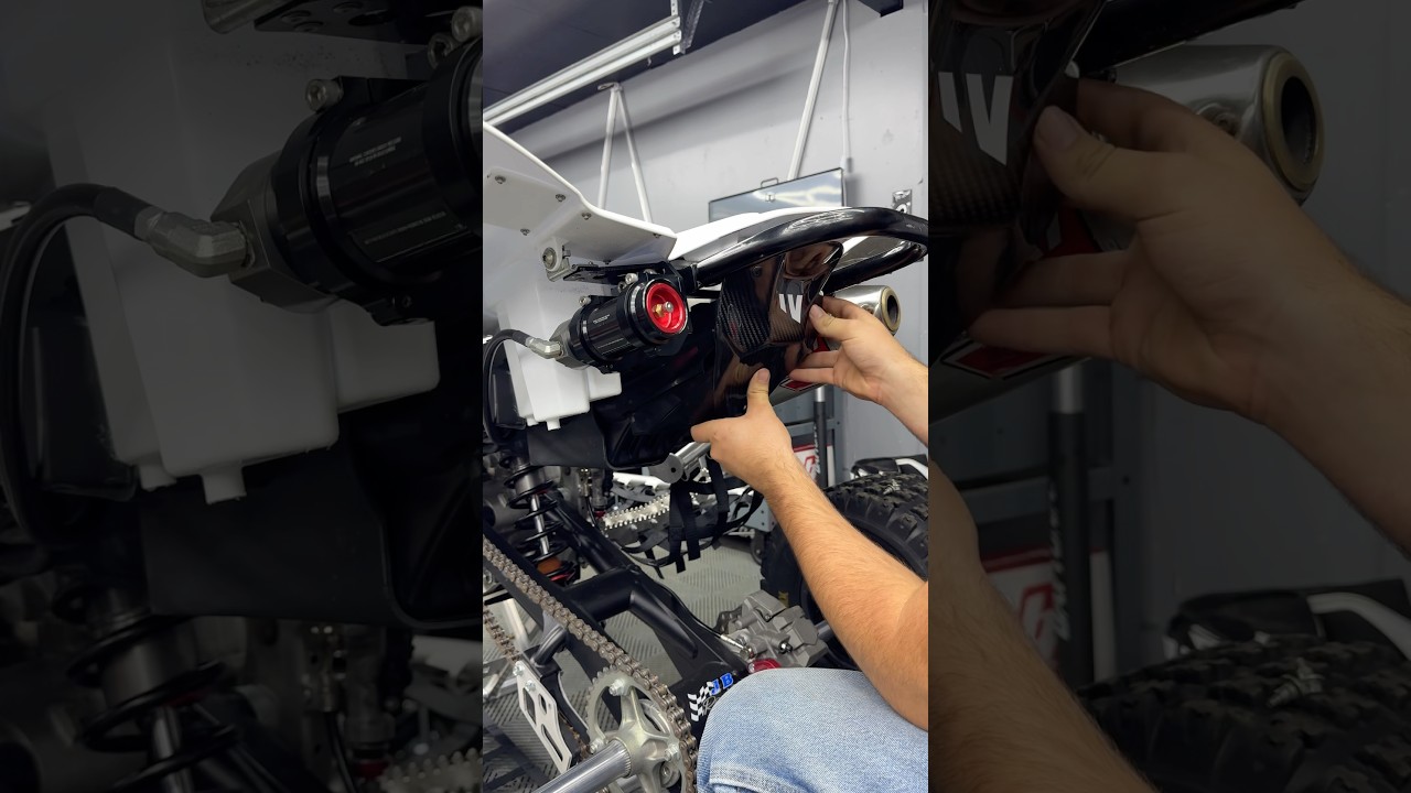 How to Install Yfz450r Carbon Fiber Taillight delete..👌🏼. 