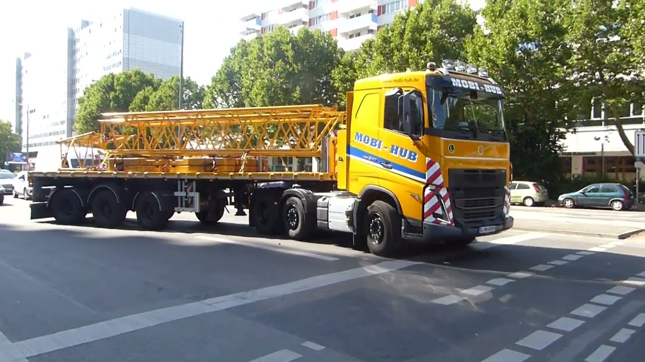 Zwei Volvo FH und ein Liebherr Mobilkran verlassen eine Baustelle in Berlin