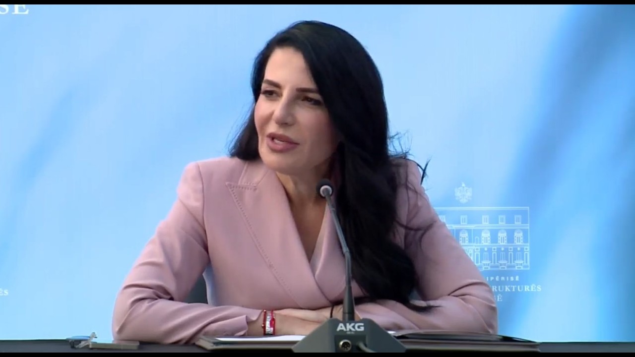 Balluku i dorëzon detyrën e ministrit Enea Karakaçi