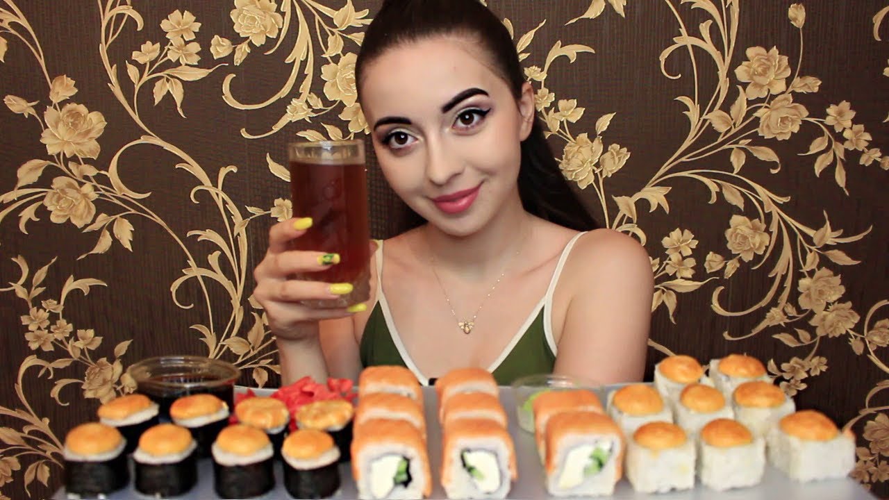 РОЗОВАЯ КОМНАТА РАЗДРАЖАЕТ ? СУШИ РОЛЛЫ MUKBANG Ayka Emilly