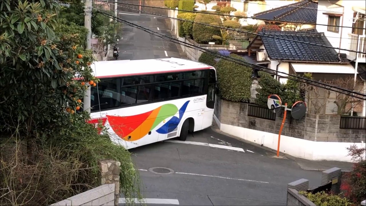 狭い住宅街に迷い込んだ？観光バスがギリギリバックするシーン2号車（bus driving videos）
