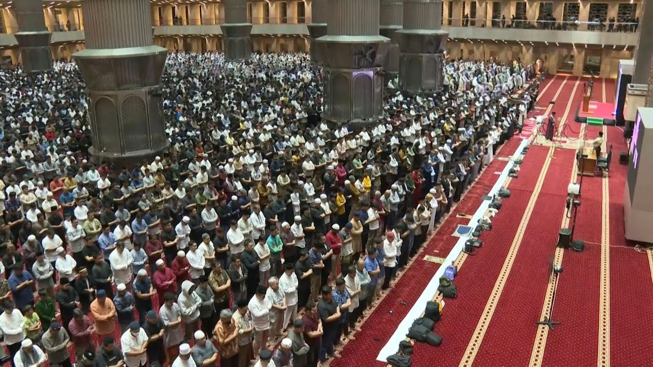 Muslims in Indonesia hold first Ramadan prayer | AFP
