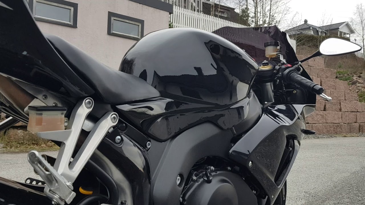 Honda CBR1000RR Fireblade 2007 cold engine start and walkaround