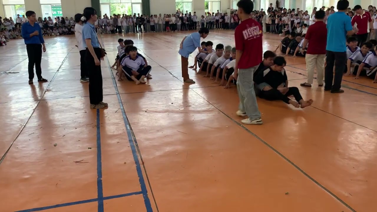 Trò chơi dân gian đua thuyển trên cạn khối 11