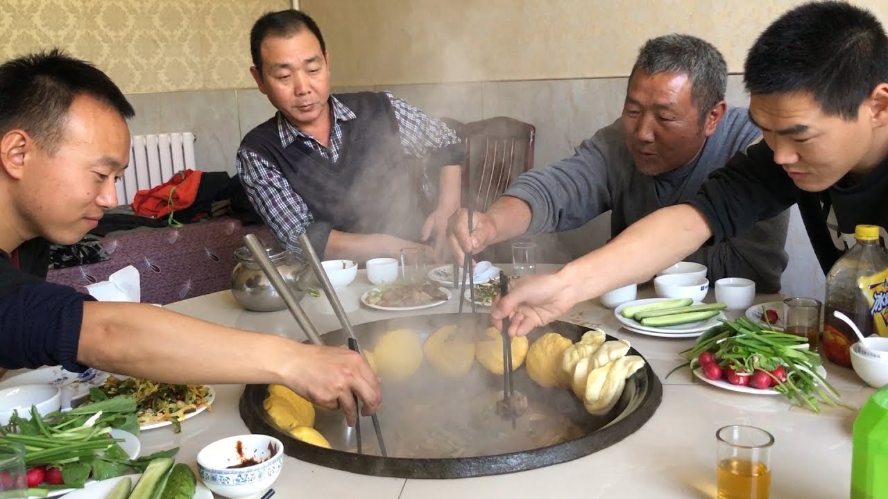 【食味阿远】阿远花370块钱吃铁锅炖鸡，一只大鹅、一只鸡，七个人没吃完 | Shi Wei A Yuan