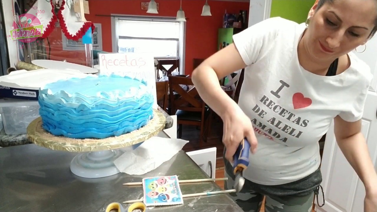 Decoración de pastel / baby shark sencillo en crema.