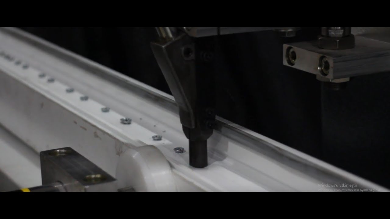 Automatic screwdriver machine for window door manufacturing