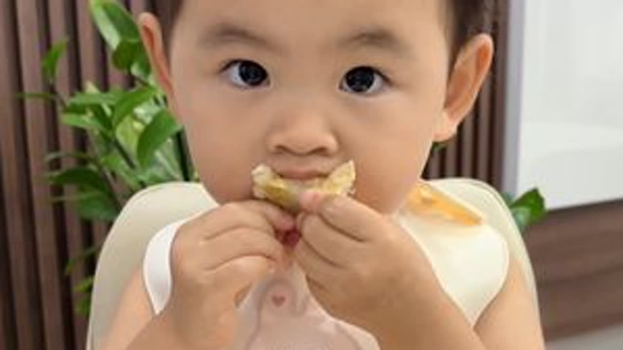 人类幼崽沉侵式吃饭#宝宝吃饭 #自主进食的宝宝 #可爱的小吃货 #每日辅食 #萌宝