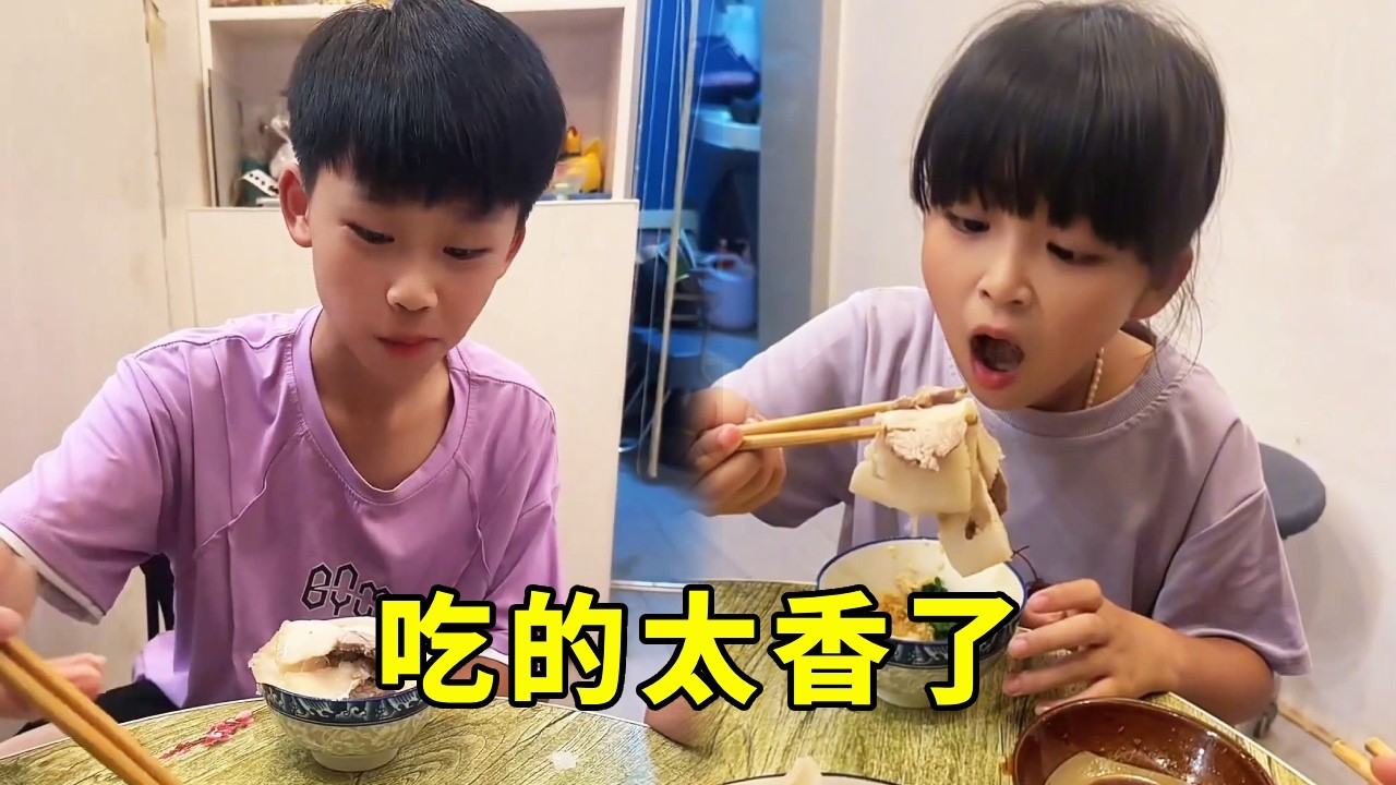 兄妹俩简直天差地别😅不爱吃的也愁爱吃的也愁，咋整😂😂#扣肉妹妹 #吃货