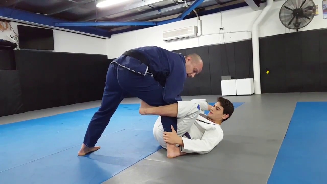 Advanced De La Riva passing (Lachlan Giles)
