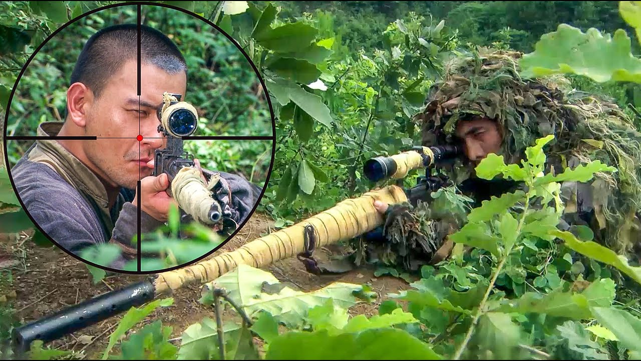 Снайпер целился во вражеского снайпера из трещины в камне.