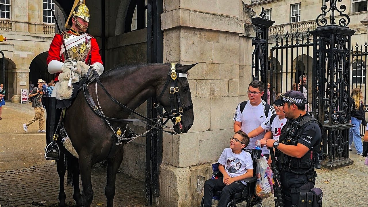 BEAUTIFUL MOMENT KIND POLICE OFFICER TELLS A SPECIAL GUEST TO MOVE CLOSER at Horse Guards!