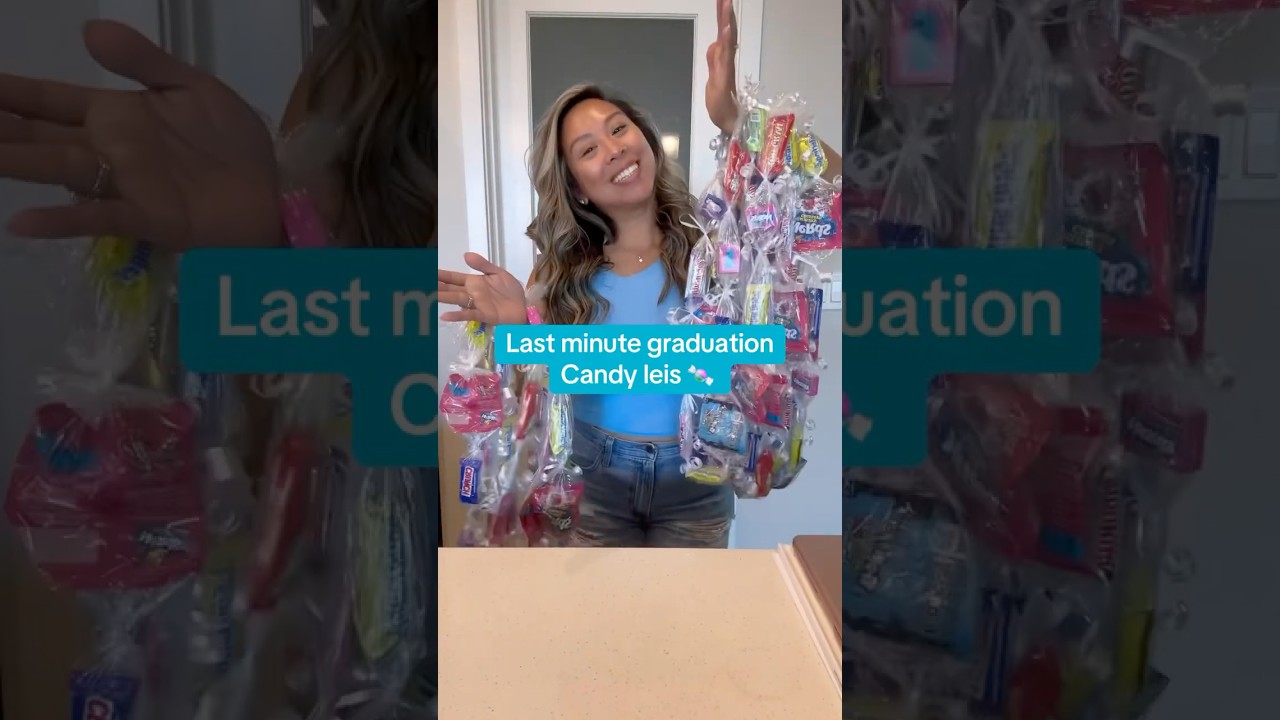 Last minute DIY candy lei 👩&zwj;🎓🍬 #candylei #graduation #graduationgift #diy
