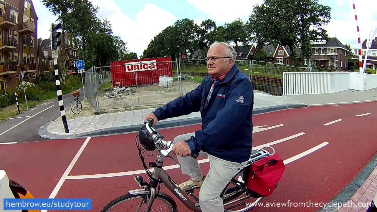 Traffic light design for safe turns across traffic for cyclists of all ages and abilities