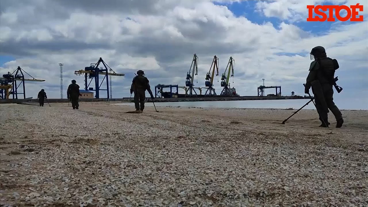 Tropas russas detonam minas terrestres em Mariupol