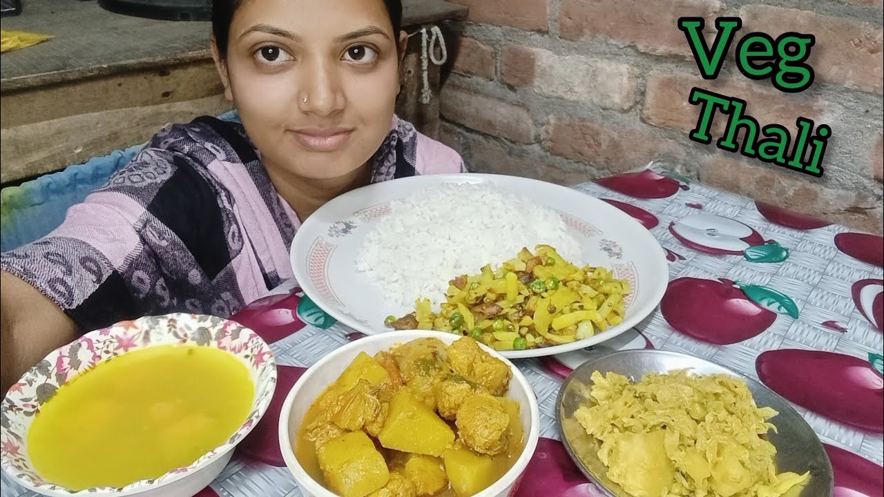 Bigbites, Veg Thali Eating - Rice with Dal,Aloo Vaja,Soyabean Curry and badhakopi ghonto .