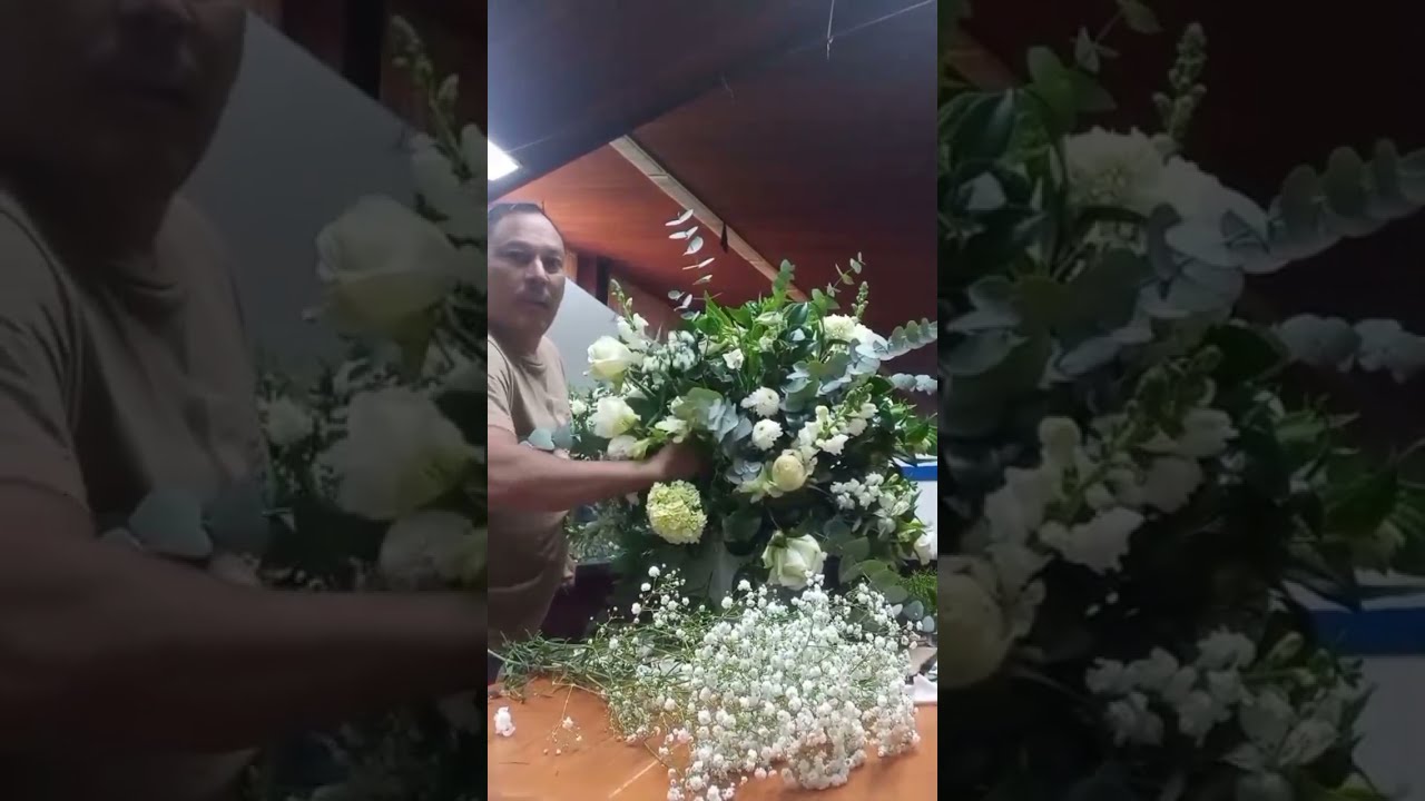 ARRANJO PARA MESA DE CONVIDADOS COM FLORES BLOCADAS