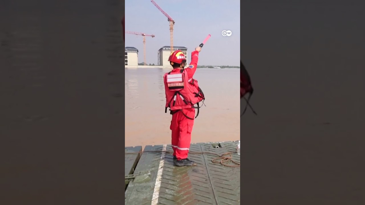 '300 people at once!' - Amazing Pontoon Bridge in Flood Rescue; China Technology attracts attention