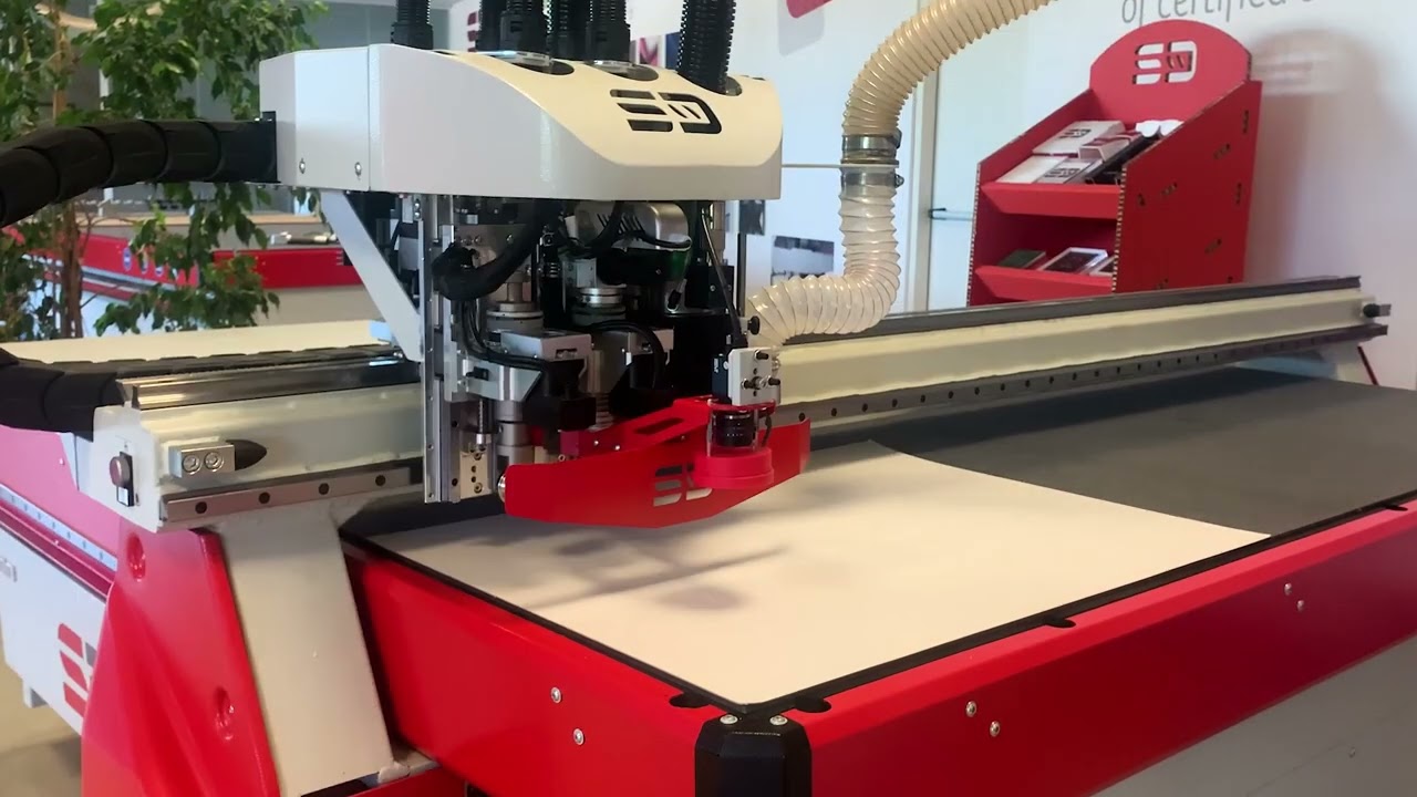 F50R_Pro | Automatic cutting plotter corrugated cardboard