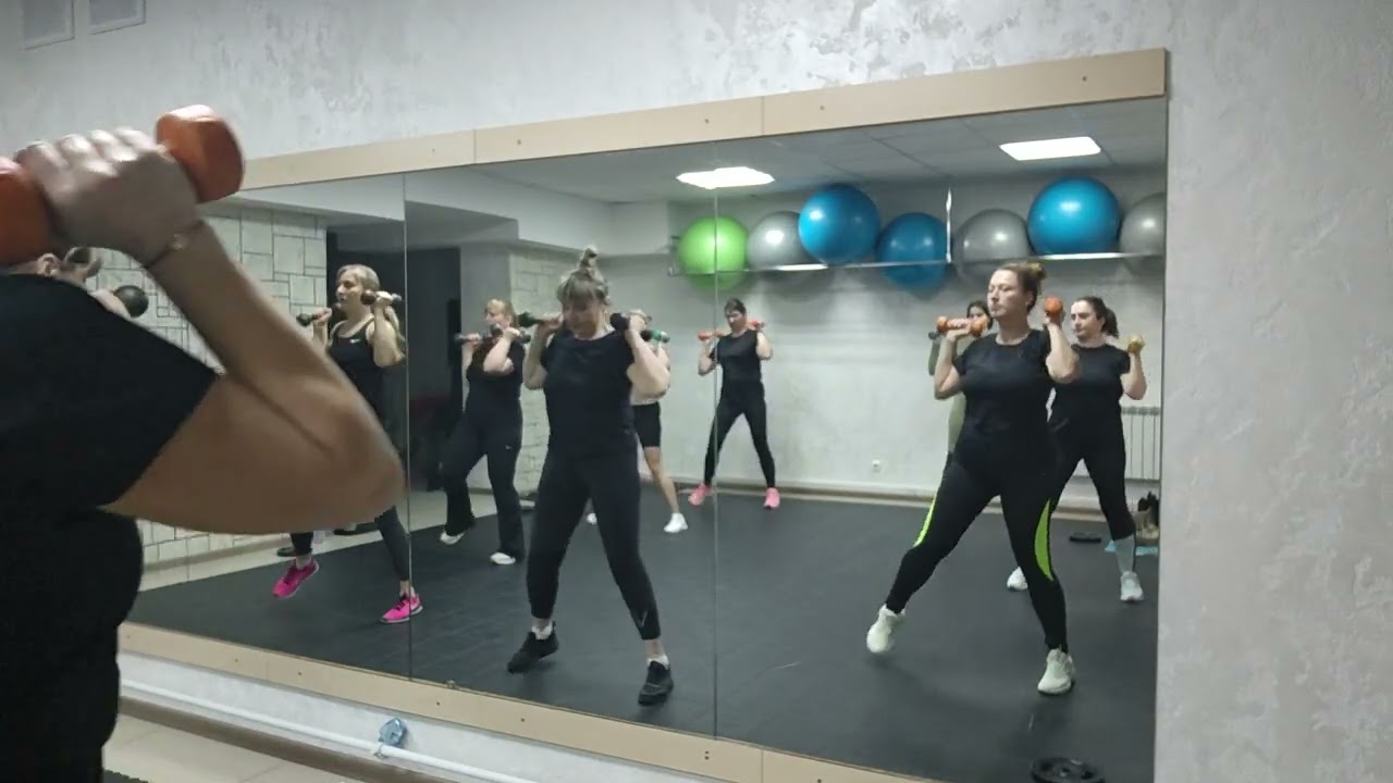 ЖИР СГОНЯЕМ БЕЗ ПРЫЖКОВ. гантели 3-4кг. Блин 5кг. 🏋️❤️