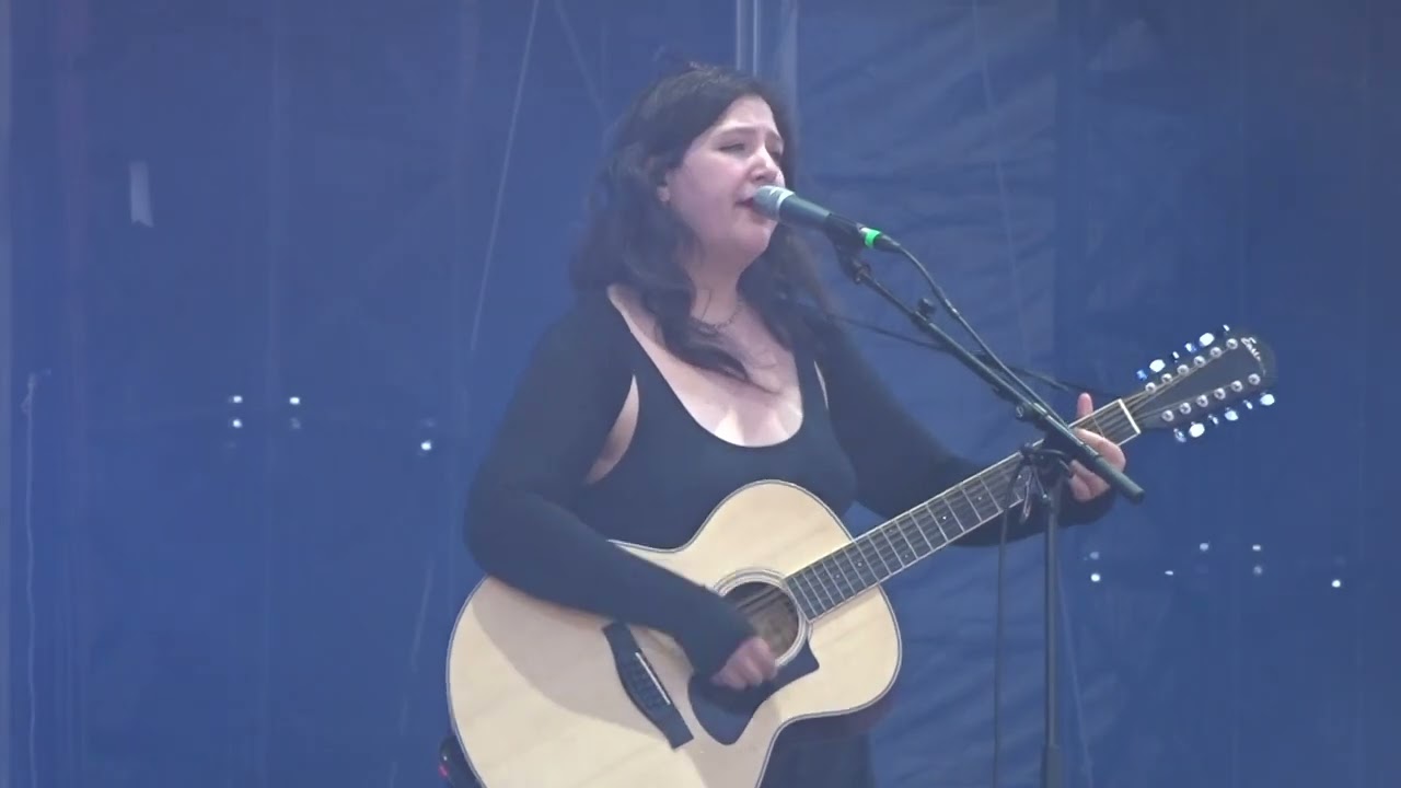 Lucy Dacus - Believe (Live Cher cover) Paris, Rock en Seine 2022
