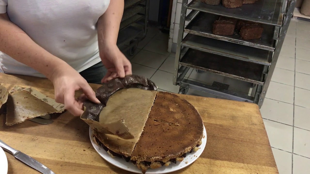 Kuchen aus einer Papierform lösen und ansprechend präsentieren