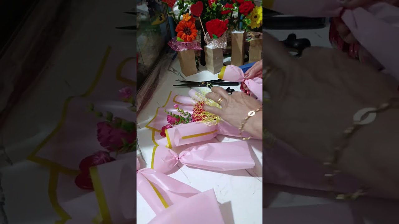mini bouquet wrapping tutorial  pero Hindi ako expert..nakagawa Ng 9. pcs  sa loob Ng maghapon