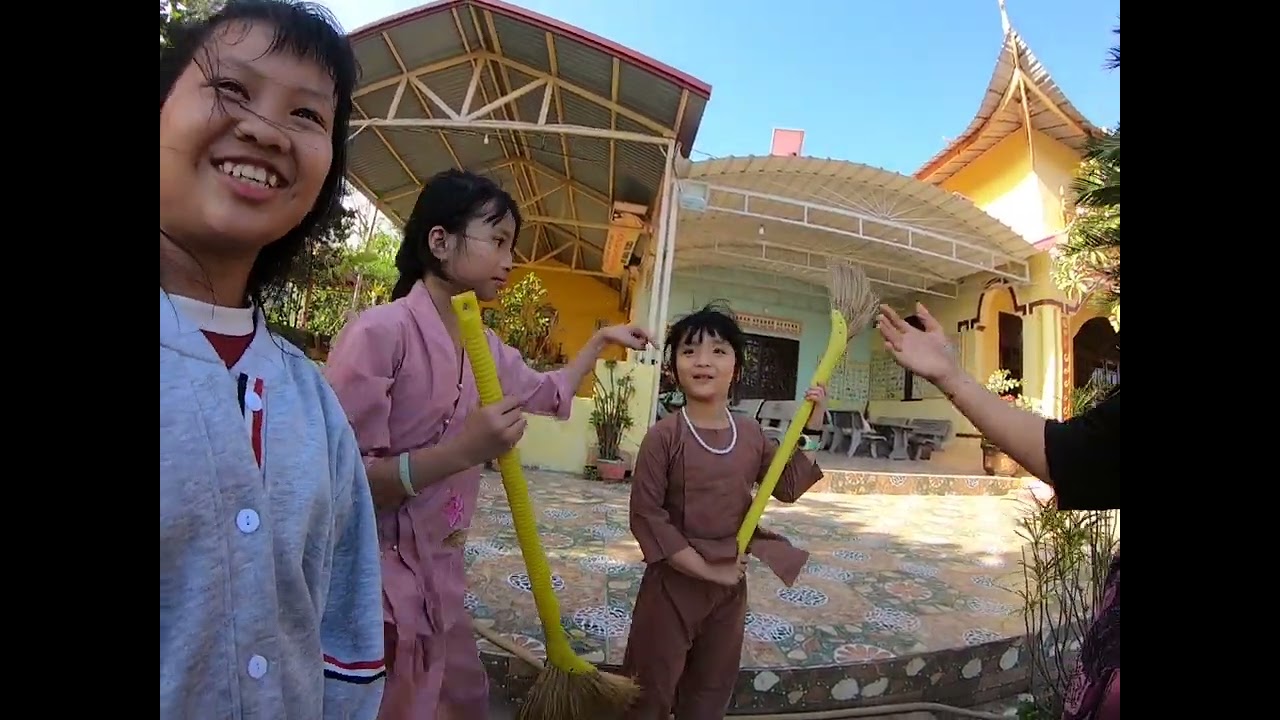 Nói chuyện với các cháu thiếu nhi ở chùa Vĩnh Ân, quá vui.