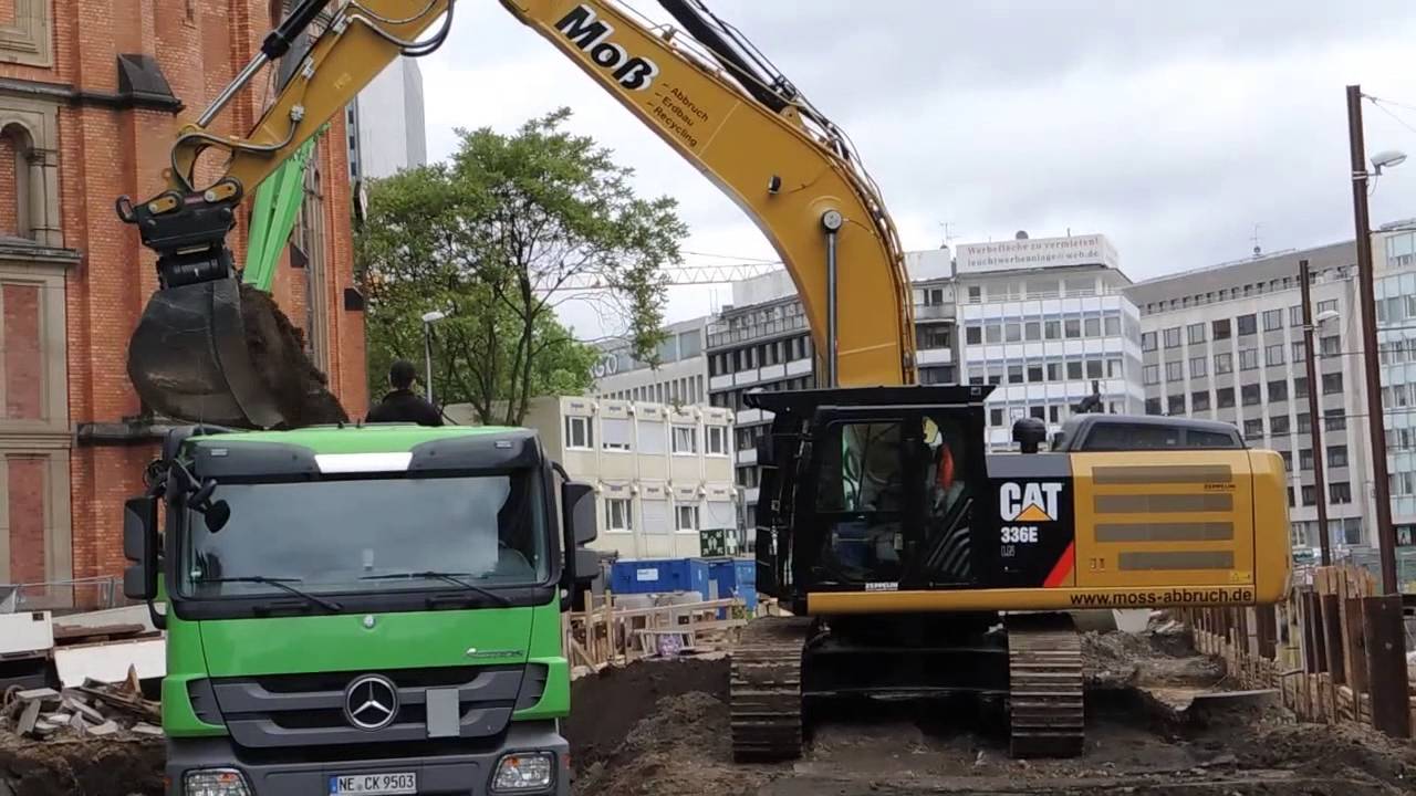 Bagger Caterpillar 336E Erdarbeiten LKW beladen