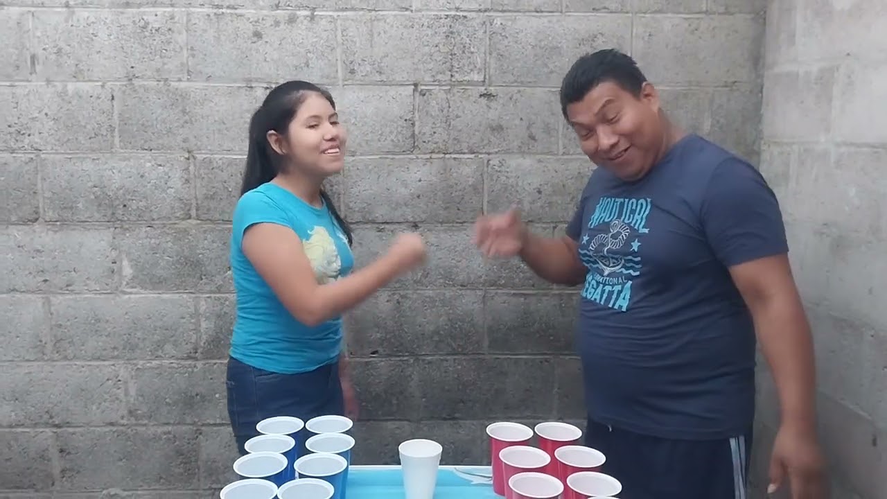 El juego más divertido y entretenido. El primero que termine los vasos gana 