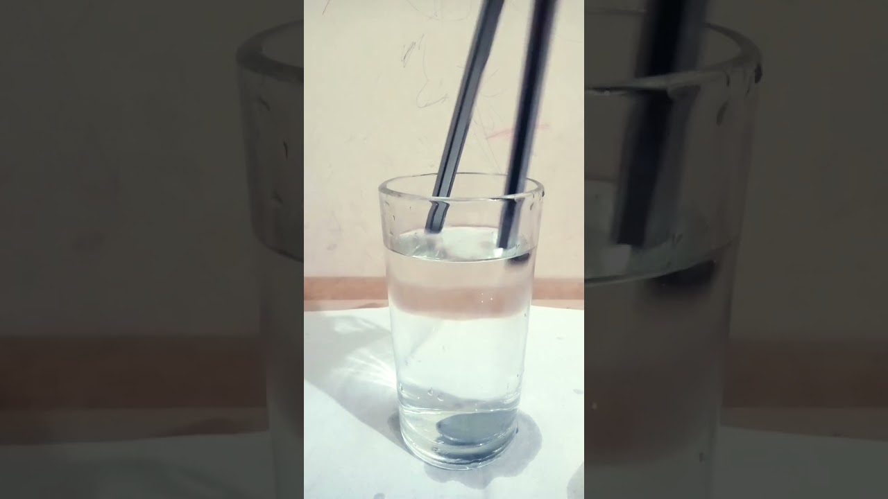 Поднимаю монету двумя карандашами 