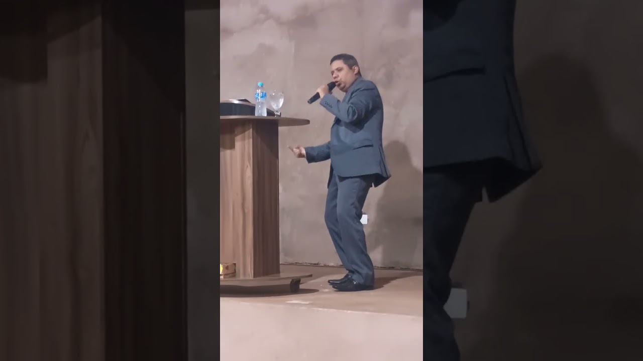 PR. Mário Martins ministrando a palavra na igreja Ceifeiros de Cristo 