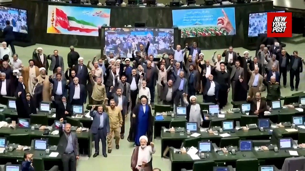 Iranian Parliament chants &lsquo;death to America&rsquo; and &lsquo;death to Israel&rsquo;