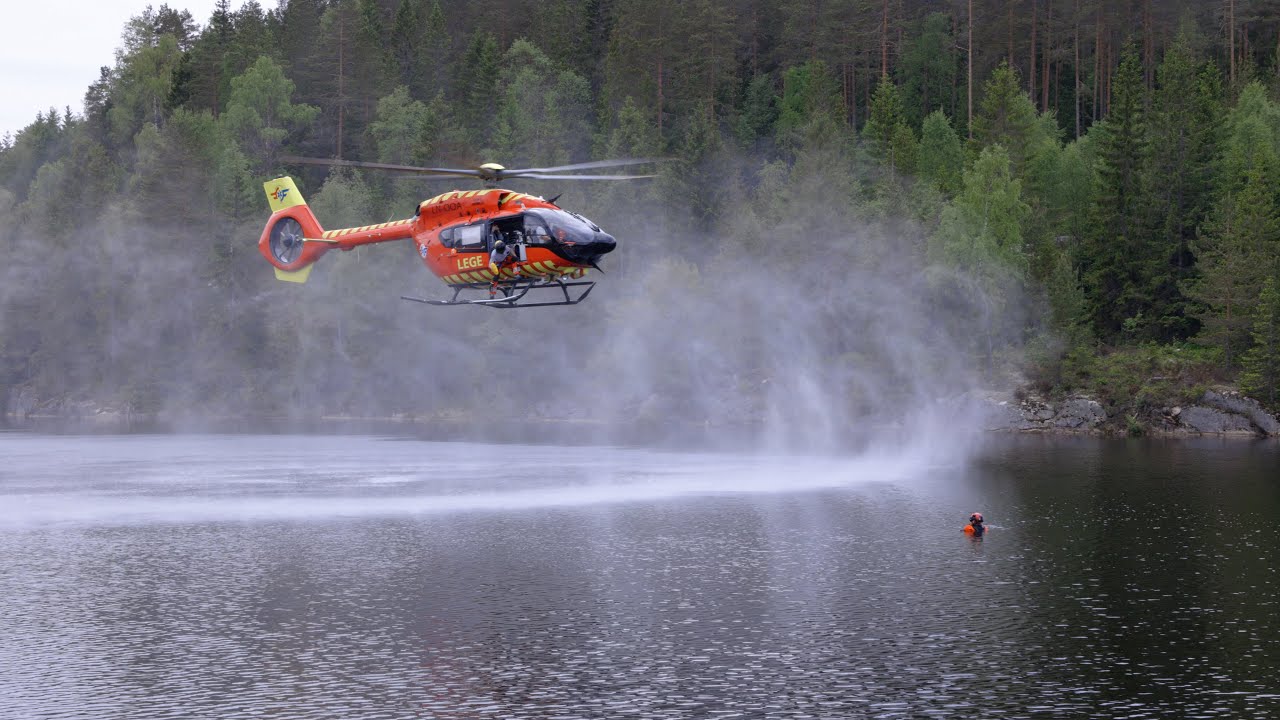 Kaster redningsbøye fra helikopter