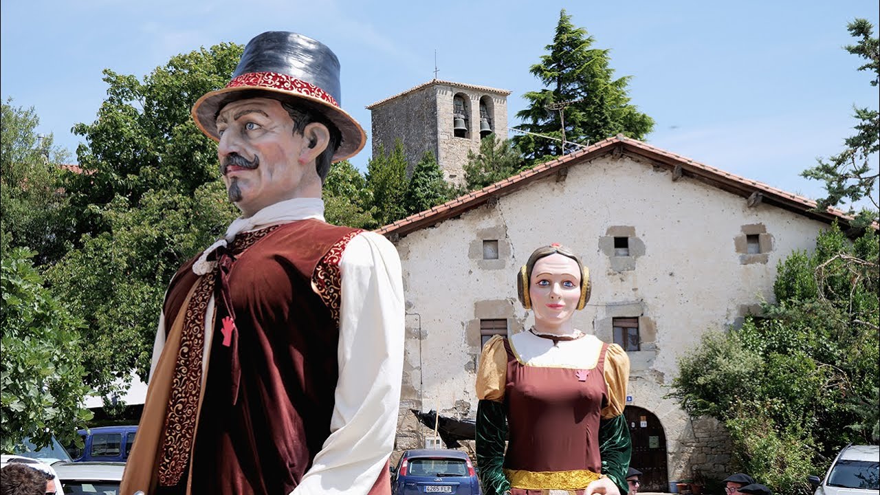 Comparsa de Gigantes y Kilikis de ARTICA en Larragueta