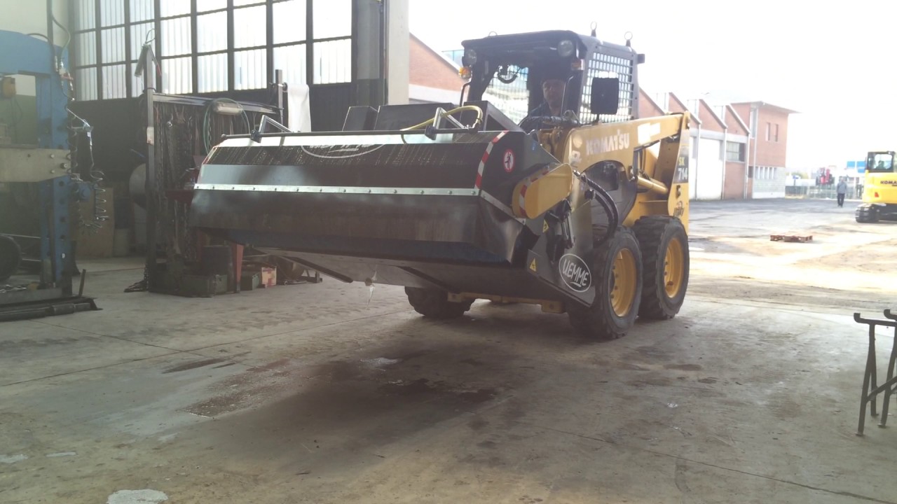 SK714 Komatsu con Benna Spazzolatrice U.Emme