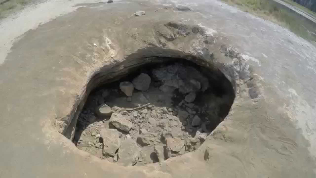 inside Lost Lake hole with no water, 4k