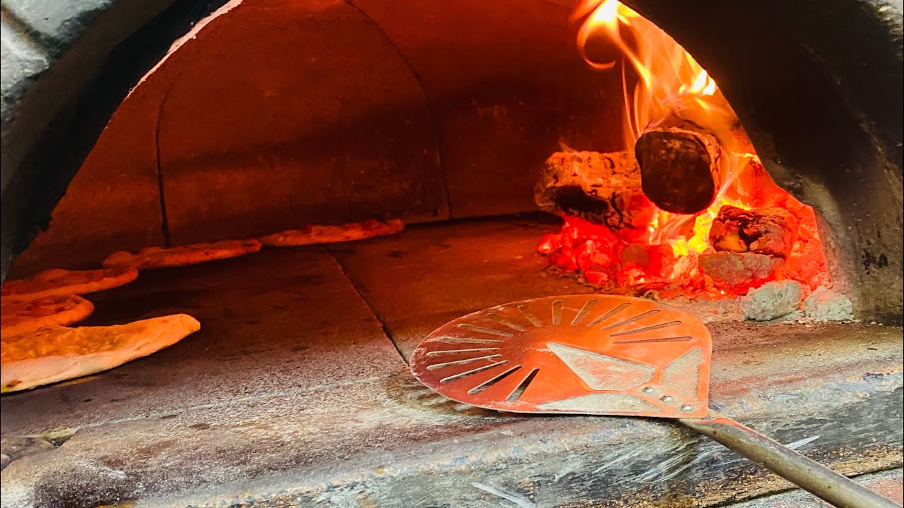 Accensione del Forno a Legna, e gestione delle pizze in fase di cottura..  #fornoalegna #pizza