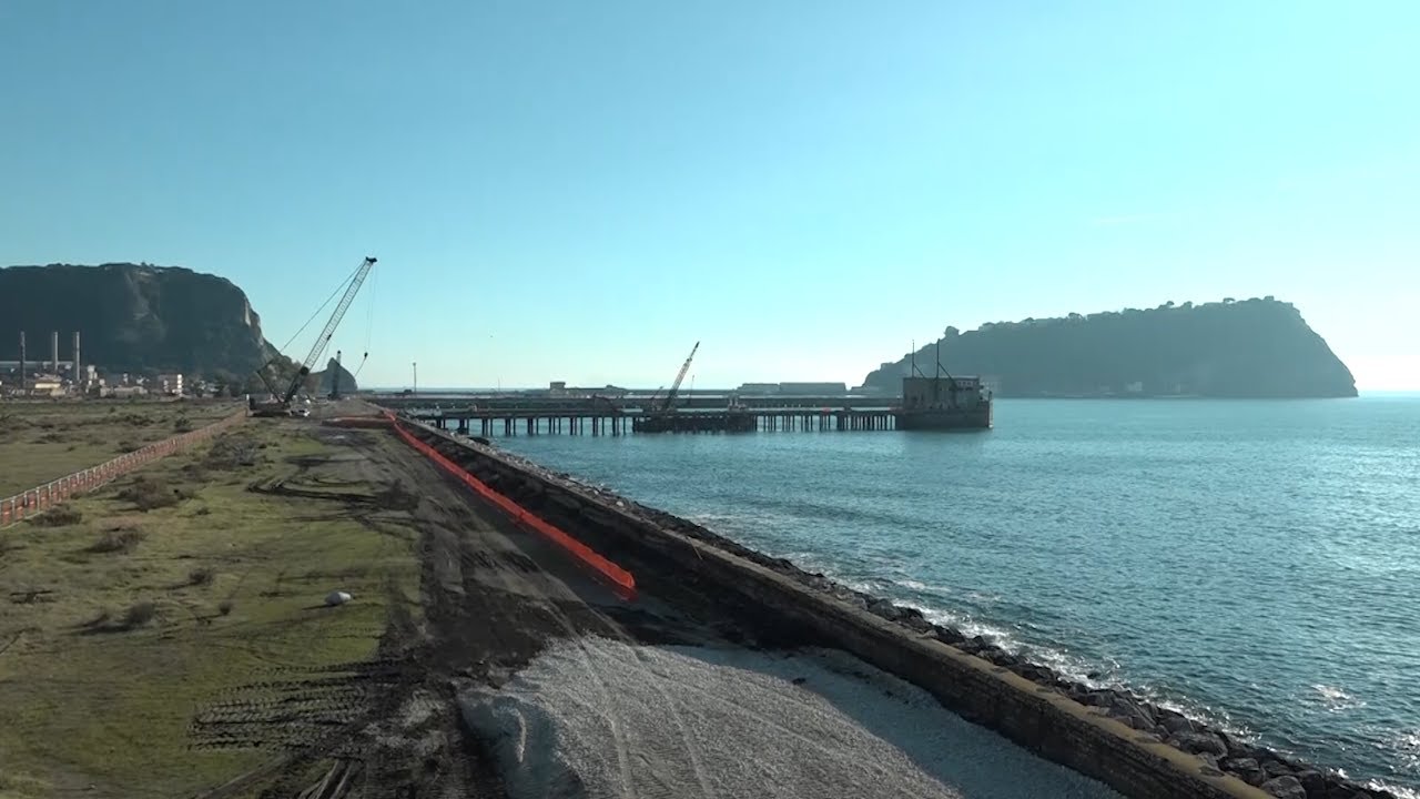 Bagnoli, effetto America's Cup: inizia la demolizione del pontile