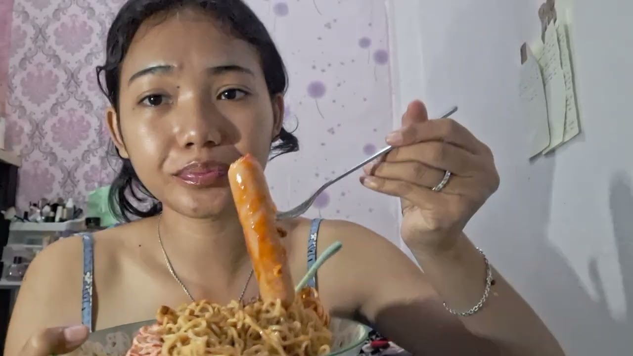 Makan mie nyemek 