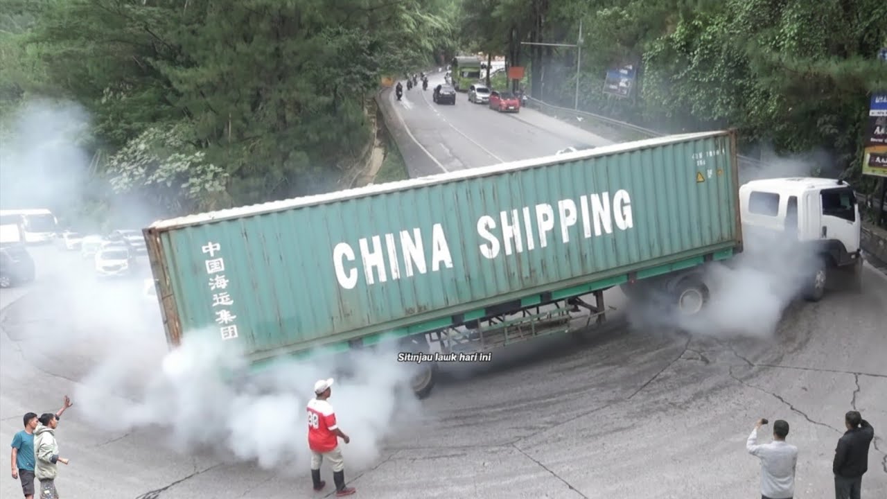 Menit Menit M3ng3rikan Di Depan Mata‼️Truk Kontainer Super Panjang Gagal Total Di Sitinjau Lauik