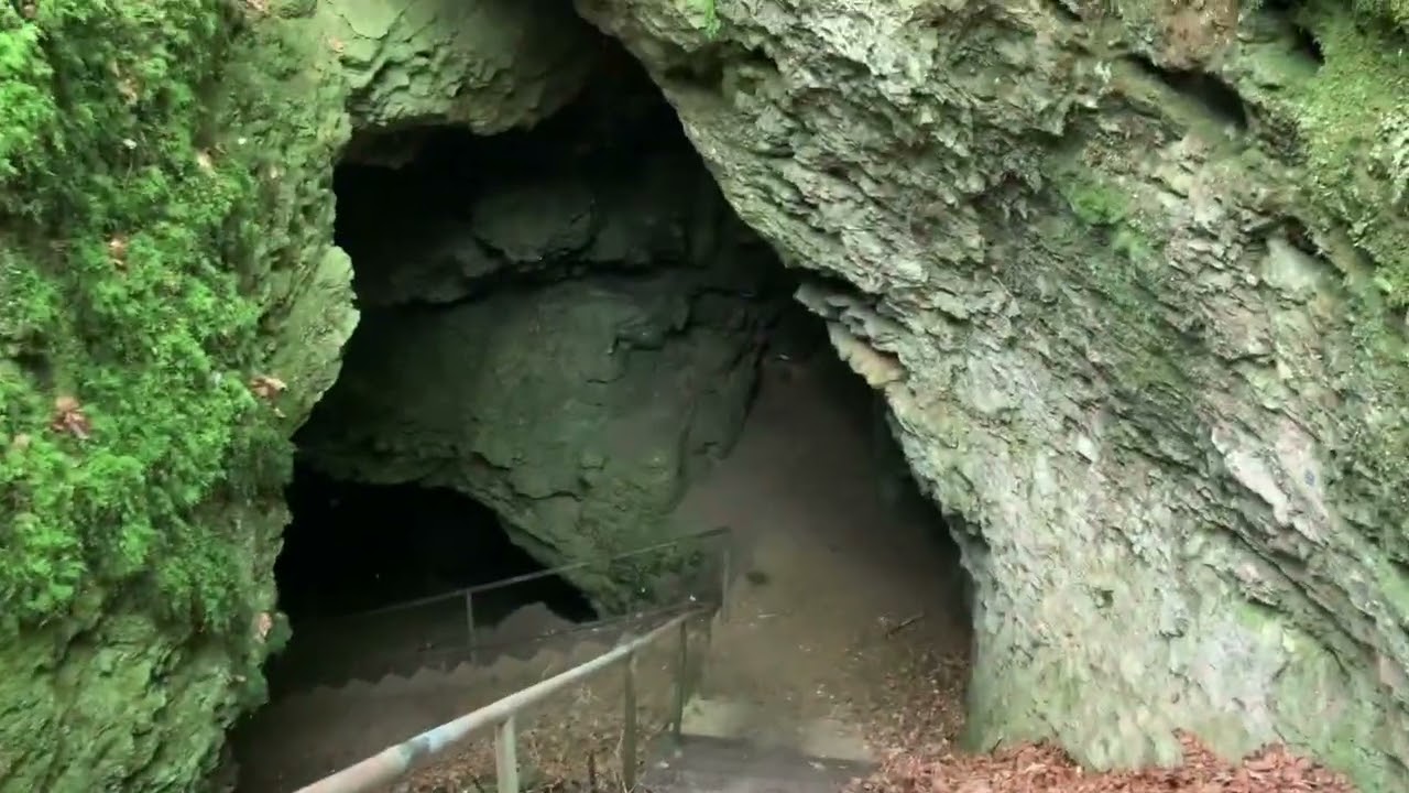 Erdställe im  vorzeitlichen Höhlendom