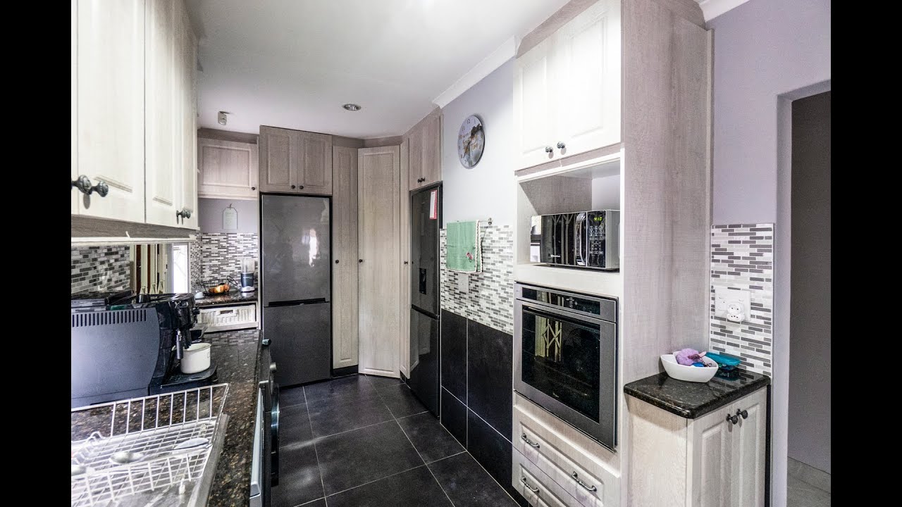RXAO-10863 Modern coastal residence with sea views, braai, and advanced security