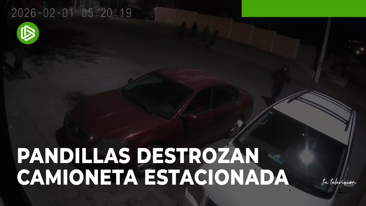 Pandillas destrozan camioneta estacionada