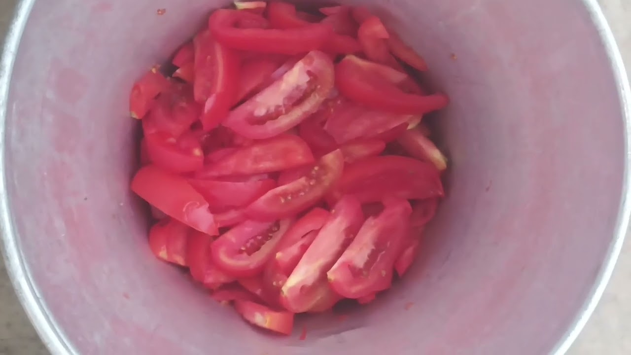 खाना तैयार कर  हैं प्रार्थना कर रहे विश्वासियों के लिए