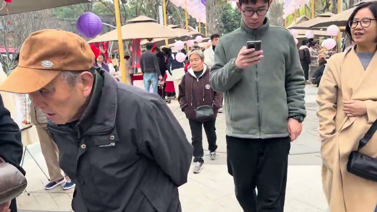 大年初一的成都有多热闹？白天逛铁像寺水街